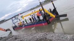 یک خربشگر اکسیژن در رودخانه ای در اندونزی آزمایش می کند